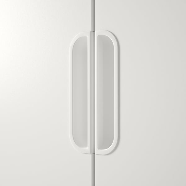 Moderní bílá skříňka s elegantními svislými rukojeťmi; Minimalistický design, pravděpodobně vyrobený z vysoce kvalitních materiálů pro dlouhou životnost.