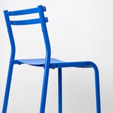Jasně modrá kovová židle se šikmým opěradlem a sedákem. Robustní, moderní design.