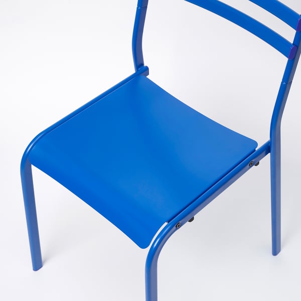 Jasně modrá kovová židle, čistý a moderní design. Robustní rám pro stabilitu, hladké hrany pro pohodlí.