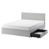 Moderní šedá čalouněná postel s čelem, dvě úložné zásuvky, stylový minimalistický design.