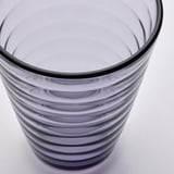 Sklenice z čirého skla se zvlněným, spirálovitým designem, odolná a elegantní.