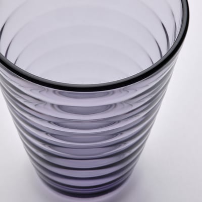 Čtyři fialové poháry z tvrzeného skla s diamantovým vzorem, úhledně uspořádané v řadě, představující stylové a barevné prostírání.