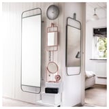 Moderní ložnice se zrcadlem GRANVÅG. Stříbrný rám odráží minimalistickou noční krajinu s hodinami a lampou.