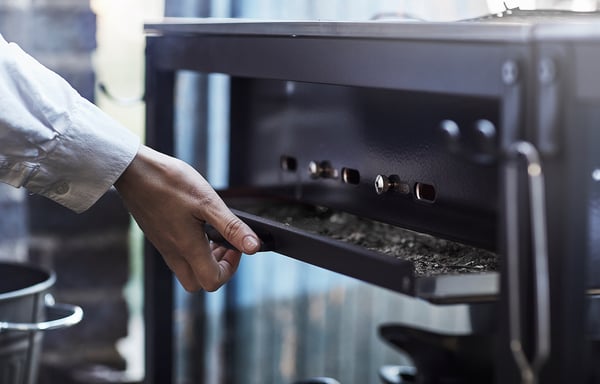 Osoba otevírací černá zásuvka kuchyňského ostrůvku z nerezové oceli. Moderní design, optimální pro venkovní vaření.