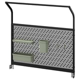 Černý zadní panel venkovní kuchyně ikea GRILLSKÄR se zelenými úložnými nádobami a háčky.