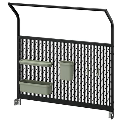 Černý zadní panel venkovní kuchyně ikea GRILLSKÄR se zelenými úložnými nádobami a háčky.