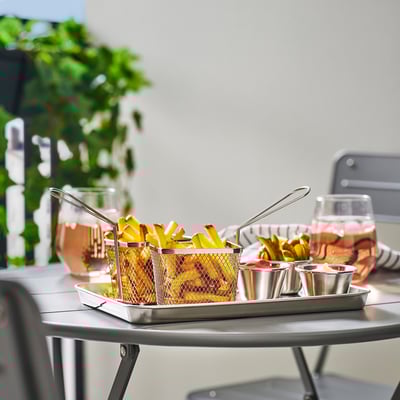 Servírovací tác GRILLTIDER z nerezové oceli se smaženými jídly a dipy, vedle sklenic.