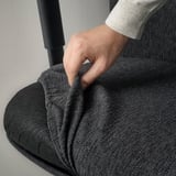 Ruční nastavení ergonomické opěrky kancelářských židlí. Tmavá látka, moderní design.