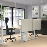 Moderní kancelář s nastavitelnými stoly, ergonomickými židlemi a přepážkami pro pohodlí a produktivitu.