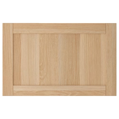 Dveře skříně ze světlého dřeva, jednoduchý design.