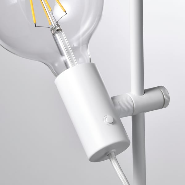 Obrázek znázorňuje moderní stojací lampu s nastavitelným světlem, která ukazuje její elegantní design a energeticky úspornou žárovku.