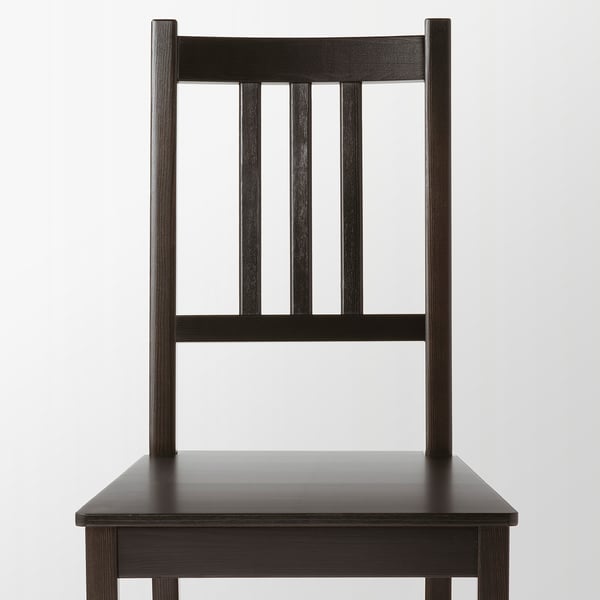 Černá dřevěná židle s lamelovým opěradlem a sedákem. Robustní, tradiční design.