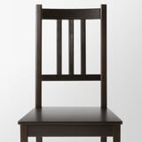 Černá dřevěná židle s lamelovým opěradlem a sedákem. Robustní, tradiční design.
