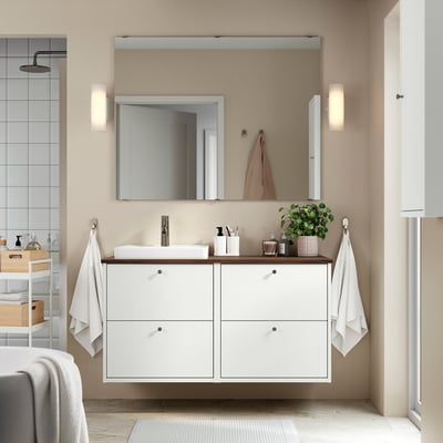 Moderní koupelna s umyvadlem HAVBÄCK, umyvadlem, zrcadlem, světly a úložným prostorem.