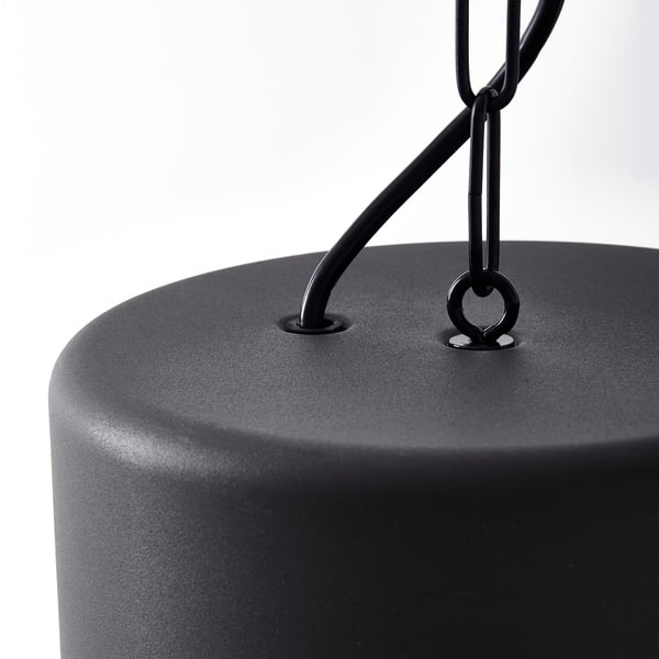 Moderní lampa s elegantním černým kovovým designem; Robustní a stylový.