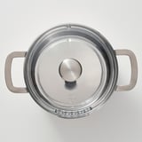 Jedná se o lesklý, elegantní design z nerezové oceli s průhledným, žáruvzdorným skleněným víkem a robustními rukojeťmi, které vyzařují kvalitu a odolnost.