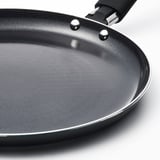 Moderní nepřilnavá pánev na palačinky s elegantní rukojetí, ideální pro rovnoměrné rozložení tepla.