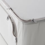 Detail odolného rohu látkového úložného boxu na zip, který ukazuje robustní konstrukci a vysoce kvalitní materiály.