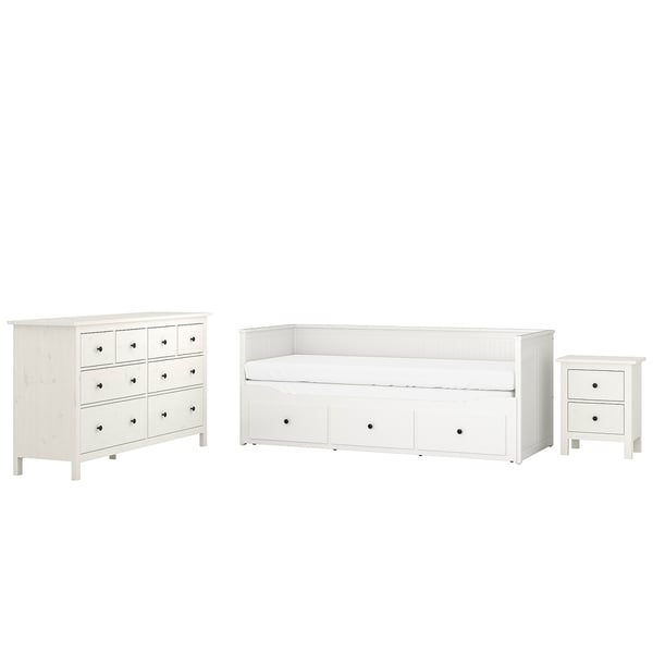 Bílá ložnicová sestava: komoda, pohovka a noční stolek. Elegantní, klasický dřevěný design pro skladování a pohodlí.