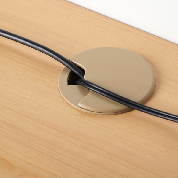 Otvor pro kabel v dřevěném stole pro úhledné vedení.