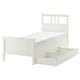 Bílá postel HEMNES s dřevěnými okraji a úložnými zásuvkami pod ní. Jednoduchý, moderní design.