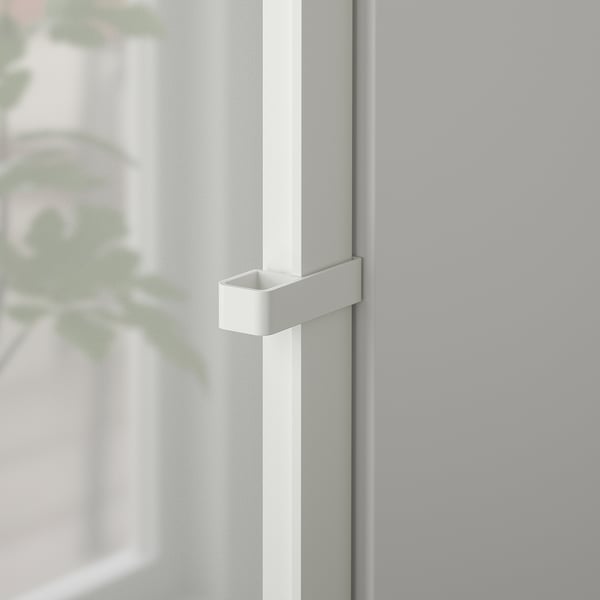 Detail moderního skleněného dveřního závěsu HÖGBO, elegantní bílá povrchová úprava, robustní kovová sestava.