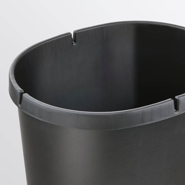Černý recyklační koš s elegantním, zaobleným designem a malými otvory v horní části pro upevnění sáčků.