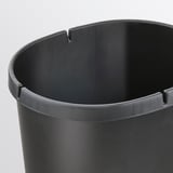 Černý recyklační koš s elegantním, zaobleným designem a malými otvory v horní části pro upevnění sáčků.