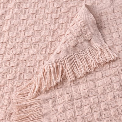 Světle růžová přehoz HORNMAL, třásně, tkaná textura, 100% recyklovaný polyester.
