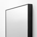 Nástěnné zrcadlo s tmavým rámem, 2 m vysoké, minimalistické, včetně kování.