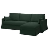 Tmavě zelená pohovka ve tvaru písmene L s polštáři, model HYLTARP, moderní design.