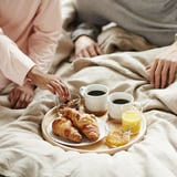 Lidé si vychutnávají snídani do postele s croissanty, kávou a džusem na podnose, IKEA 365+.