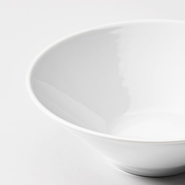 Čistý, bílý talíř s hladkým, lesklým povrchem a zaoblenými hranami. Kvalitní porcelán, odrážející světlo, sedící na rovném povrchu.
