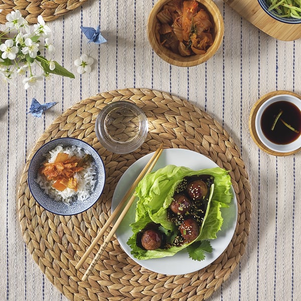 Stolní souprava s talíři, miskami a hůlkami IKEA 365+ s asijskou kuchyní a výzdobou.
