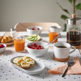 Snídaňová pomazánka s bílým porcelánovým nádobím IKEA 365+. Stylový, stohovatelný a odolný.