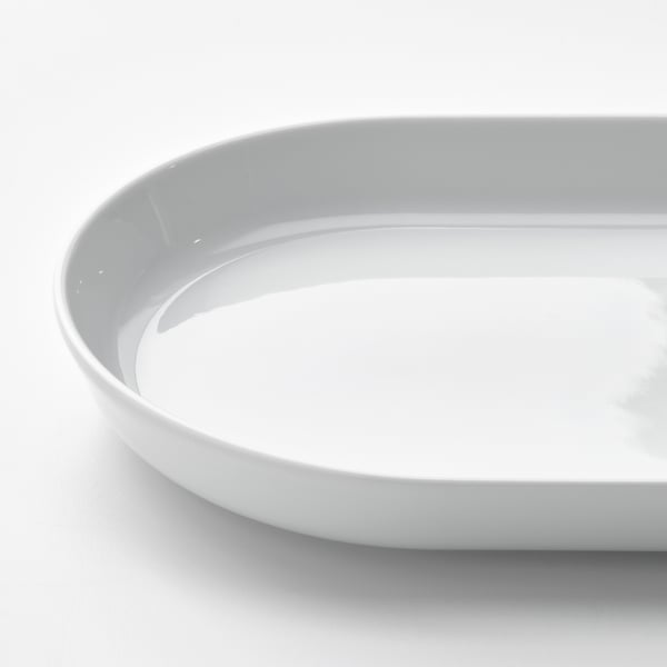 Detail servírovacího talíře IKEA 365+; hladký, bílý a nedotčený porcelánový povrch.