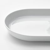 Detail servírovacího talíře IKEA 365+; hladký, bílý a nedotčený porcelánový povrch.