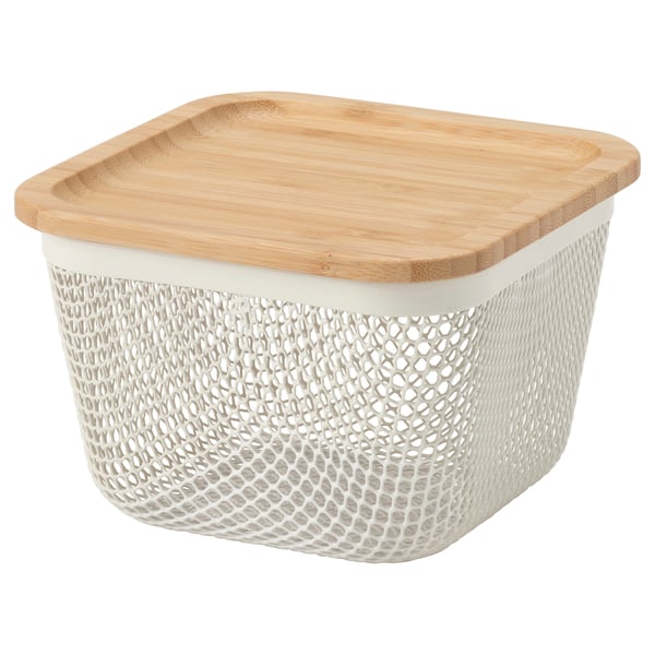 IKEA 365+ bílý síťovaný úložný koš s bambusovým víkem. Čtvercový tvar, design s cirkulací vzduchu.