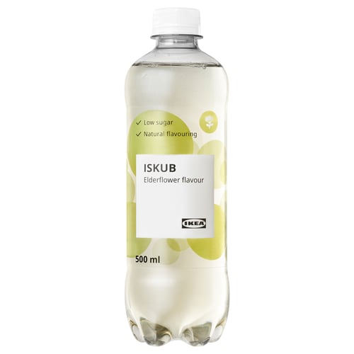 Průhledná plastová láhev nápoje s příchutí bezového květu ISKUB z ikea. Etiketa zdůrazňuje nízký obsah cukru a přírodní aroma.