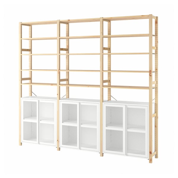 Úložný díl IVAR: světlé dřevo, bílá síťovaná dvířka, 6 polic, modulární design.