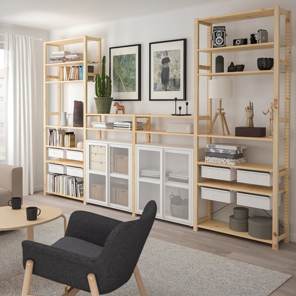 Skladování IVAR s dřevěnými policemi a kovovými skříňkami, úhledně uspořádané, minimalistický design, z udržitelných zdrojů.