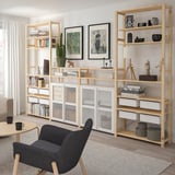 Skladování IVAR s dřevěnými policemi a kovovými skříňkami, úhledně uspořádané, minimalistický design, z udržitelných zdrojů.