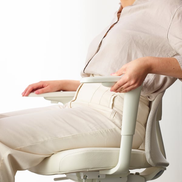 Ruční nastavení loketní opěrky na ergonomické kancelářské židli.