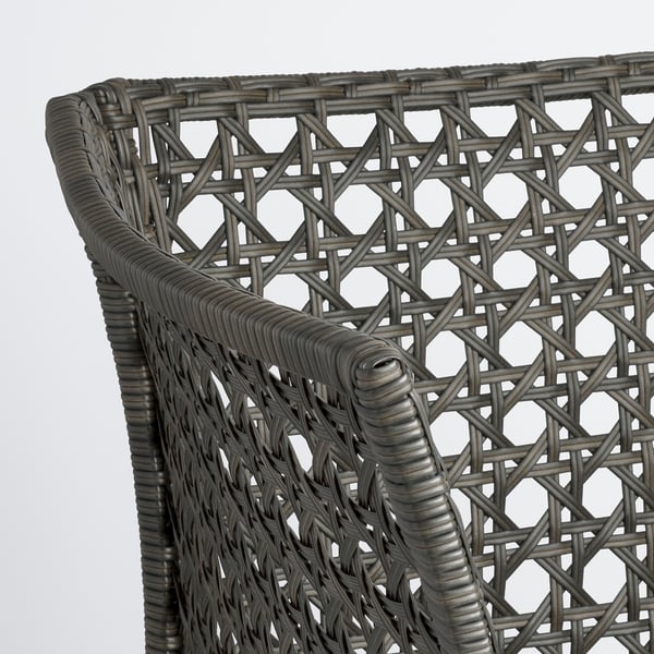 Detailní záběr tkaného venkovního nábytku se složitým a odolným designem.