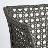 Detailní záběr tkaného venkovního nábytku se složitým a odolným designem.