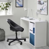 Kompaktní bílý psací stůl KALLAX s modrými akcenty; Černá židle na kolečkách, moderní minimalistické uspořádání.