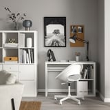 Moderní domácí kancelář se psacím stolem KALLAX, pojízdnou židlí a minimalistickým dekorem.
