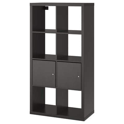 Černý regál KALLAX od ikea kombinuje otevřený a uzavřený úložný prostor, stylový a funkční.