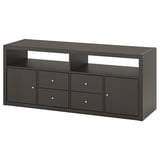 Černý televizní stolek IKEA KALLAX s otevřenými přihrádkami a zásuvkami pro ukládání.
