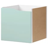 Úložný díl ikea KALLAX ve světle zelené barvě s bočním panelem z přírodního dřeva. Má jeden otevřený konec pro přístup.